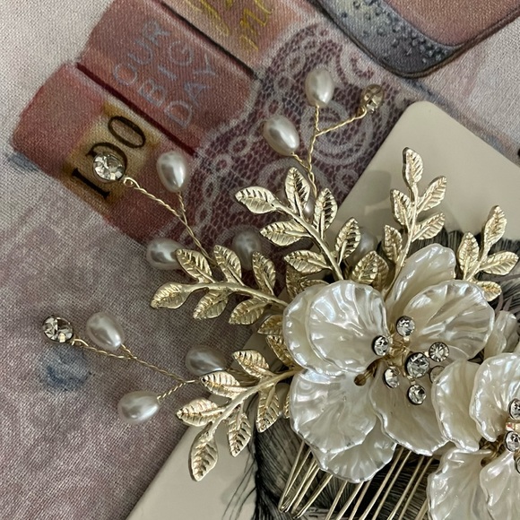 Elegant Gold and Cream Hair Comb - Picture 6 of 7